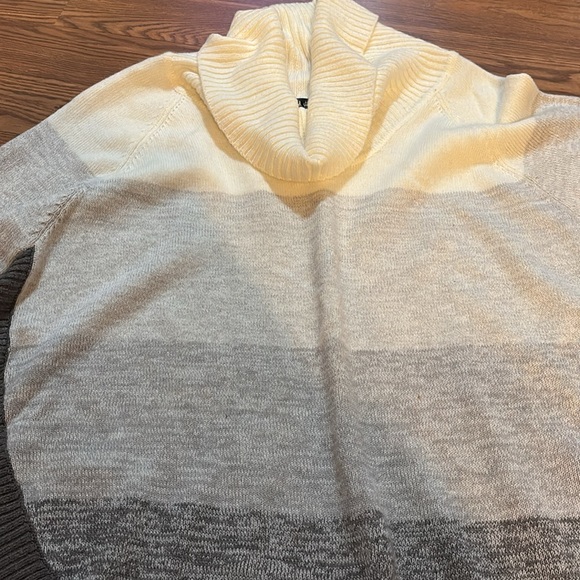 Sweater - Picture 5 of 6